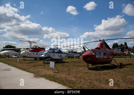 Historischen Hubschrauber sind in der ukrainischen Luftfahrtmuseum in Kiew Zhulyany gesehen. Stockfoto