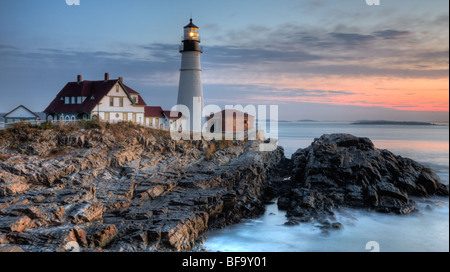 Portland Head Light, die Seeleute, die Eingabe von Casco Bay, in der Morgendämmerung schützt.  Der Leuchtturm ist in Cape Elizabeth, Maine. Stockfoto