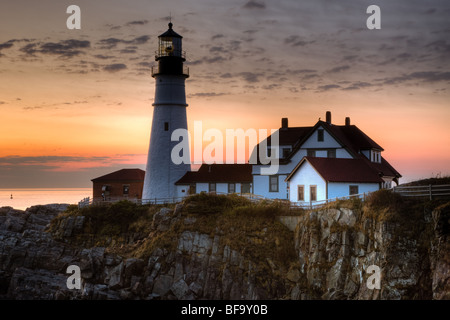 Portland Head Light, die Seeleute, die Eingabe von Casco Bay, in der Morgendämmerung schützt.  Der Leuchtturm ist in Cape Elizabeth, Maine. Stockfoto