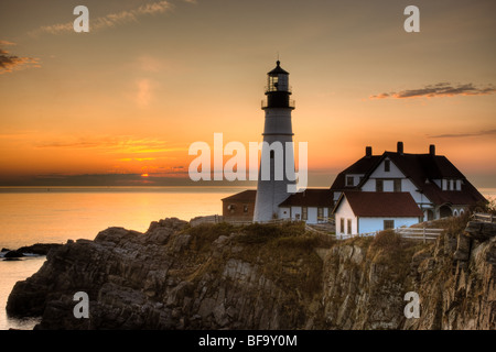 Sonnenaufgang am Portland Head Light, die Seeleute, die Eingabe von Casco Bay schützt.  Der Leuchtturm ist in Cape Elizabeth, Maine. Stockfoto