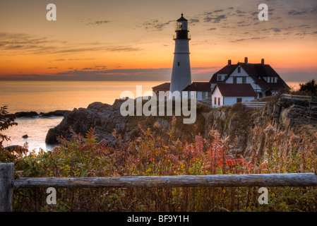 Portland Head Light, die Seeleute, die Eingabe von Casco Bay, in der Morgendämmerung schützt.  Der Leuchtturm ist in Cape Elizabeth, Maine. Stockfoto