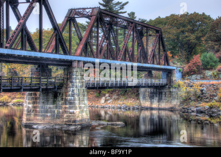 Die historische freie schwarze Brücke, durch Fachwerk Pin verbunden Brücke überspannt die Androscoggin River auf der Maine Central Railroad Stockfoto