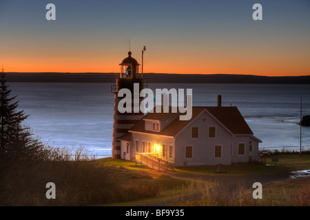 West Quoddy Head Light in Lubec Maine in vor Sonnenaufgang Licht Stockfoto