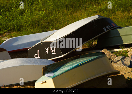 Ruderboote am Ufer in einer Marina in St. Augustine Florida verlegen. Stockfoto