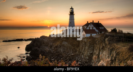 Sonnenaufgang am Portland Head Light, die Seeleute, die Eingabe von Casco Bay schützt.  Der Leuchtturm ist in Cape Elizabeth, Maine. Stockfoto