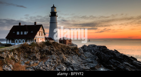 Portland Head Light, die Seeleute, die Eingabe von Casco Bay, in der Morgendämmerung schützt.  Der Leuchtturm ist in Cape Elizabeth, Maine. Stockfoto