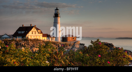 Portland Head Light, die Seeleute, die Eingabe von Casco Bay, in der Morgendämmerung schützt.  Der Leuchtturm ist in Cape Elizabeth, Maine. Stockfoto