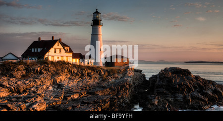 Portland Head Light, die Seeleute, die Eingabe von Casco Bay, in der Morgendämmerung schützt.  Der Leuchtturm ist in Cape Elizabeth, Maine. Stockfoto