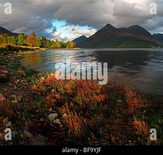 Loch Leven und Pap von Glencoe, in der Nähe von North Ballachulish, Highlands, Schottland, Vereinigtes Königreich Stockfoto