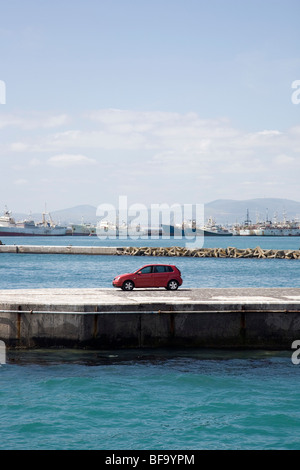 Red Car am Wasser Stockfoto