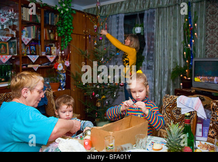 Familie schmücken Weihnachtsbaum für Silvester Urlaub. Stockfoto