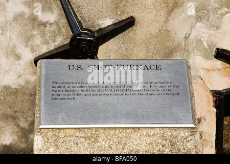 Gedenktafel an der hot Shot Ofen im St. Augustine Fort. Stockfoto