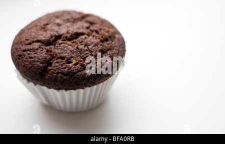 Eine frisch gebackene Schoko-Muffin auf einer weißen Fläche Stockfoto