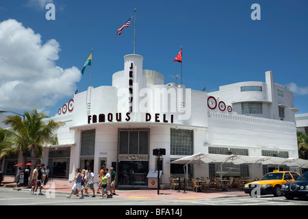 Jerry's berühmten Deli, Art déco-Gebäude, in der Collins Avenue, South Beach, Miami Beach, Florida, USA. Stockfoto