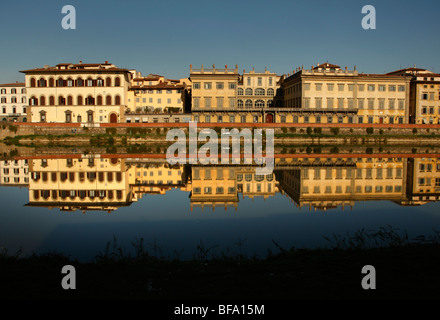 Historische Gebäude spiegeln sich in den Fluss Arno in Florenz (Firenze) Toskana Italien Stockfoto