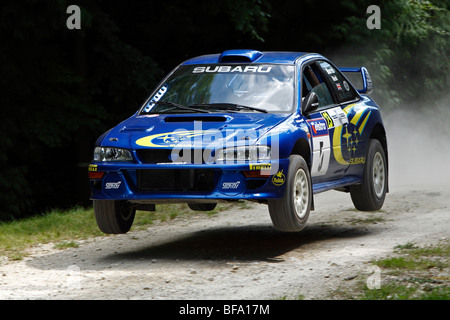 Richard Burns 1999 Subaru Impreza von Massimo Cappellini über den Sprung auf die Rallye-Bühne beim Goodwood Festival Of Speed Gefahren Stockfoto