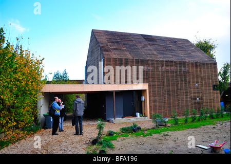 Frankreich, Green House, Zero Carbon Energy Consumption, „Passive House“ „Maison Passive“, Eco House, Outside Bamboo Fassade, House Saving Energy, Vorort, Stockfoto