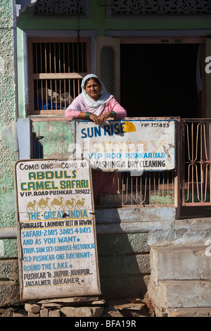 Frau hinter einem Reiseveranstalter anmelden Pushkar Indien Stockfoto