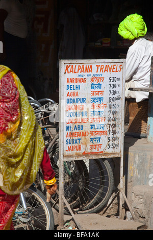 Busfahrplan in Pushkar Indien Stockfoto