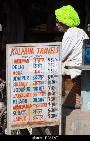 Busfahrplan in Pushkar Indien Stockfoto