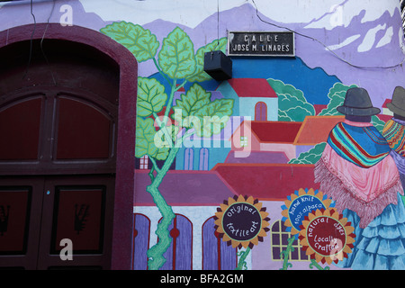 Wandgemälde an der Wand des Kunsthandwerks im Touristenviertel, Calle Linares, La Paz, Bolivien Stockfoto