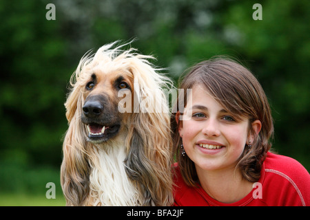 Afghanistan Windhund, Afghanischer Windhund (Canis Lupus F. Familiaris), Mädchen umarmt einen Hund Stockfoto