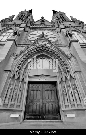 Schwarz / weiß Bild der Haustür Eingang an der Kathedrale von Saint Helena in Helena, Montana. Stockfoto