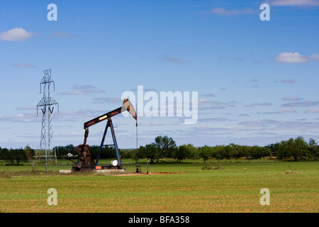 Ölquelle Pumpe im Texas Panhandle. Stockfoto