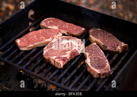 Einige Rindersteaks, Kochen auf einem Grill im Freien. Stockfoto