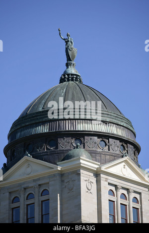 Lady Liberty steht oben auf der Kuppel des State Capitol in Helena, Montana. Stockfoto