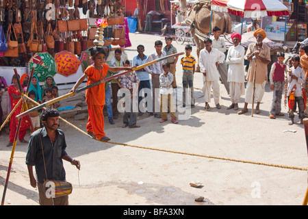 Kleines Mädchen eine Gratwanderung auf der Camel Fair in Pushkar in Rajasthan Indien Stockfoto