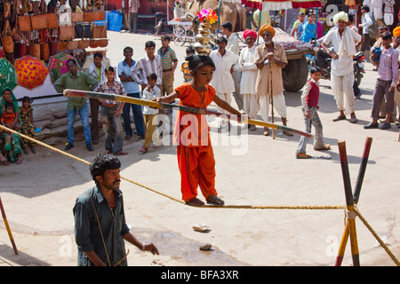 Kleines Mädchen eine Gratwanderung auf der Camel Fair in Pushkar in Rajasthan Indien Stockfoto