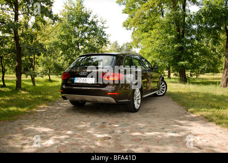 Audi A4 Allroad 2.0 TDI (Quattro) - 2009 - braun Metallic - fünf Türen (5D) - deutsche Premium-Mittelklasse-Kombi - in einem park Stockfoto