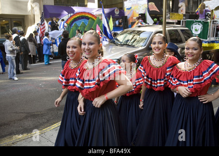 2009: Hispanic Day Parade in New York City, wo Tausende die Kultur ihrer Heimatländer feiern. Stockfoto