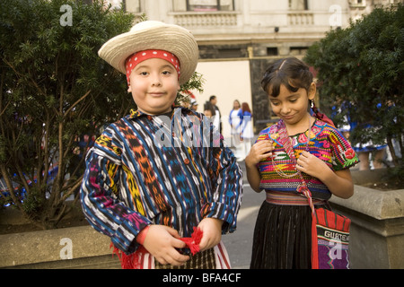 2009: hispanische Day Parade in New York City. Kinder in Guatemala Tracht gekleidet Stockfoto