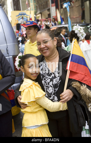 2009: hispanische Day Parade in New York City. Mutter und Tochter, Columbia darstellt. Stockfoto