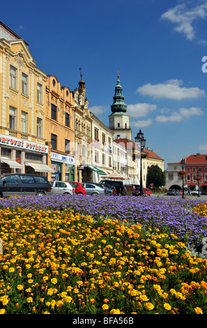 Häuser und Turm des erzbischöflichen Palais, Grand Square (Velke Namesti) in Kromeriz, Tschechien Stockfoto