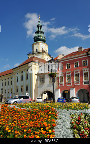 Häuser und Turm des erzbischöflichen Palais, Grand Square (Velke Namesti) in Kromeriz, Tschechien Stockfoto