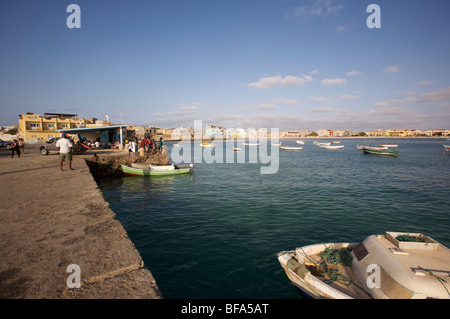 Am Hafen von Sal Rei, Capitale von Boa Vista, Kap Verde Stockfoto