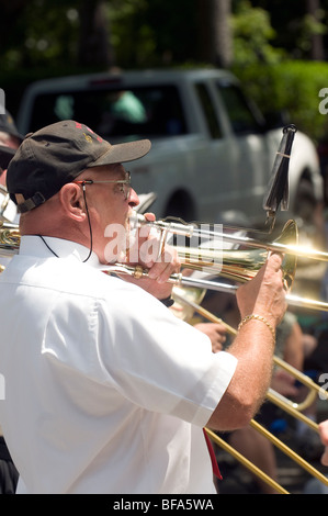 Mann, spielt Posaune in Bristol Rhode Island Fourth Of July Parade. Stockfoto