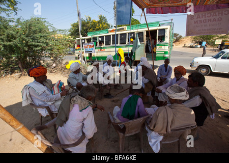 Rajput Pilger sitzen vor ihrem Bus während der Camel Fair in Pushkar Indien Stockfoto