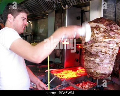 Mann Fleisch schneiden, Souvlaki mit Pita Gyros zu machen. Rethymnon, Kreta, Griechenland Stockfoto