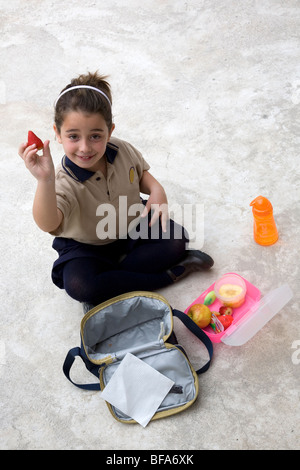 Schulmädchen mit Mittagessen Stockfoto