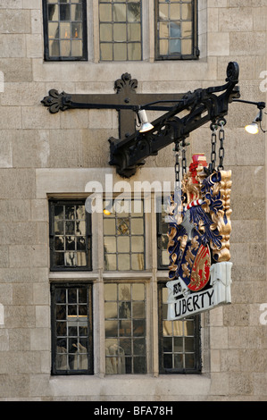 LONDON, Großbritannien - 10. OKTOBER 2009: Details aus dem Liberty Store im West End Stockfoto
