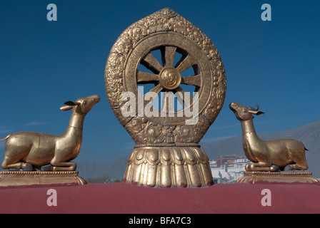 Zwei Hirsche sitzen auf beiden Seiten des Dharma-Rades auf dem Dach des Jokhang Tempel in Lhasa-Tibet Stockfoto