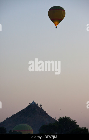 Heißluftballon über Gayatri Hindu Tempel während der Camel Fair in Pushkar Indien Stockfoto
