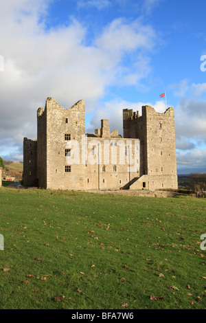 Ansicht der Bolton Castle mit Grünfläche in den Vordergrund und blauen Himmel. Stockfoto