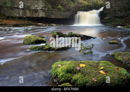 Blick auf West Burton Wasserfall in einem kleinen Dorf ot, die den gleichen in Wensleydale Yorkshire Dales National Park Namen Stockfoto