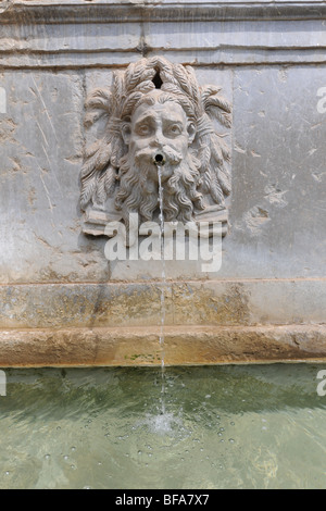 Pilar Carlos 5, Charles V Fountain (entworfen von Pedro Machuca) am Eingang der Alhambra, Granada, Andalusien, Spanien Stockfoto