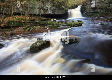 Blick auf West Burton Wasserfall in einem kleinen Dorf ot, die den gleichen in Wensleydale Yorkshire Dales National Park Namen Stockfoto